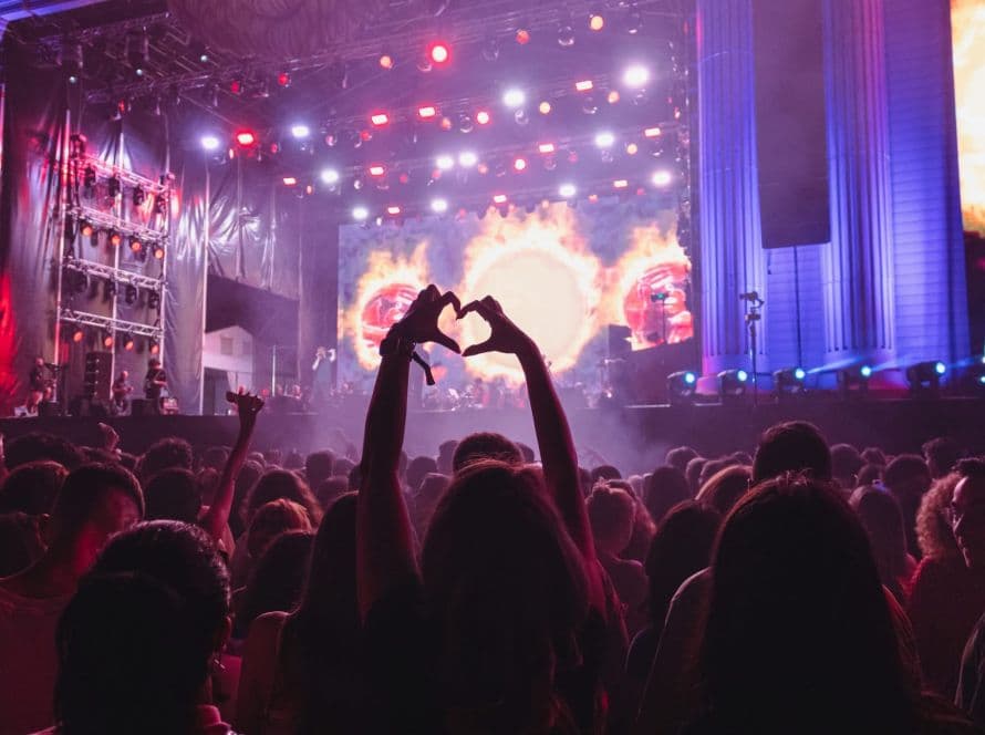Scenă principală cu lumini și mulțime la IntenCity Festival, ediție precedentă